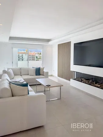 Wohnzimmer; holzboden, tageslicht, moderner stil, hohe decken