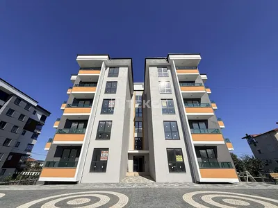 Woonkamer; houten vloer, natuurlijk licht, moderne stijl, hoge plafonds