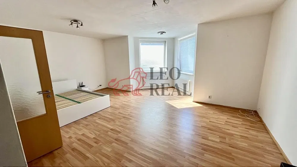 Wohnzimmer; holzboden, tageslicht, moderner stil, hohe decken