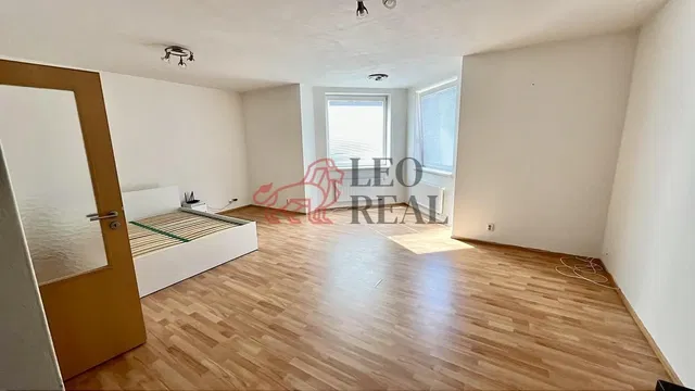 Soggiorno; pavimento in legno, luce naturale, stile moderno, soffitti alti