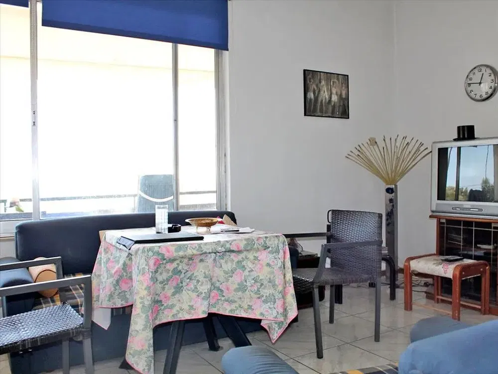 Salon; parquet, lumière naturelle, style moderne, hauteur sous plafond