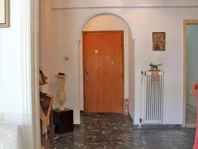 Salon; parquet, lumière naturelle, style moderne, hauteur sous plafond