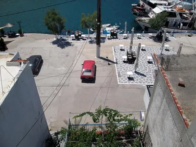 Küche; küchengeräte, holzboden, tageslicht, moderner stil