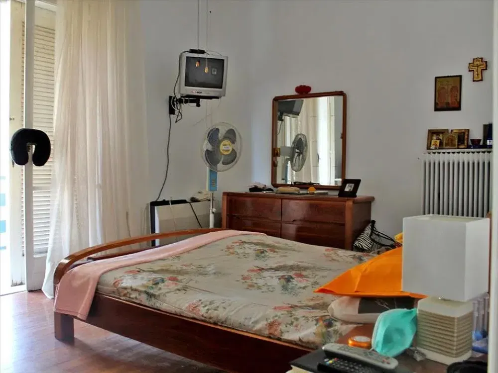 Salon; parquet, lumière naturelle, style moderne, hauteur sous plafond