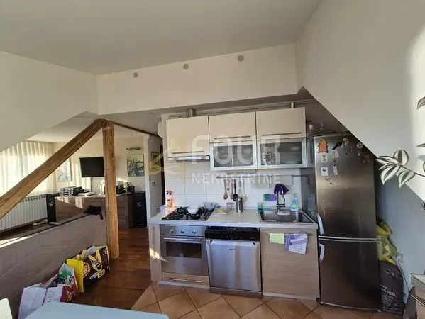 Wohnzimmer; holzboden, tageslicht, moderner stil, hohe decken