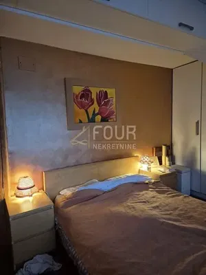 Wohnzimmer; holzboden, tageslicht, moderner stil, hohe decken