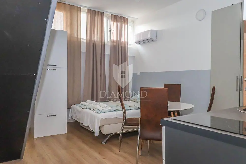 Хол; дървен под, естествена светлина, модерен стил, високи тавани