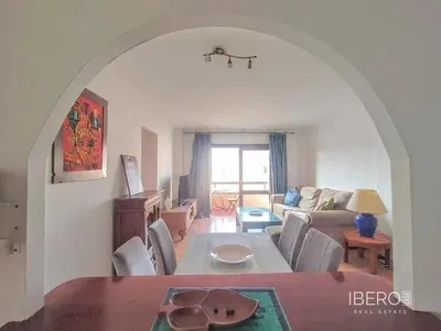 Sala de estar; chão de madeira, luz natural, estilo moderno, teto alto