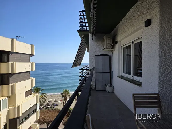 Дневна соба; дрвени под, природно светло, модерни стил, високи плафони