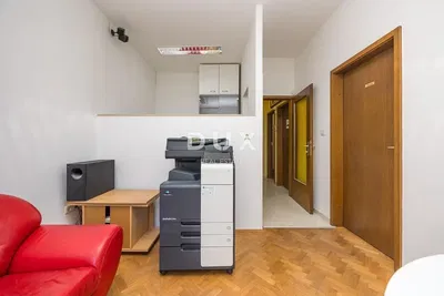 Хол; дървен под, естествена светлина, модерен стил, високи тавани