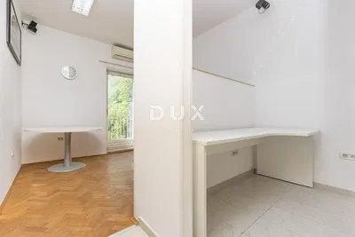 Хол; дървен под, естествена светлина, модерен стил, високи тавани