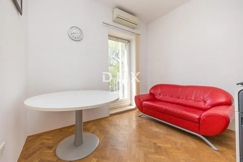 Кухня; кухненски уреди, дървен под, естествена светлина, модерен стил, ремонтиран