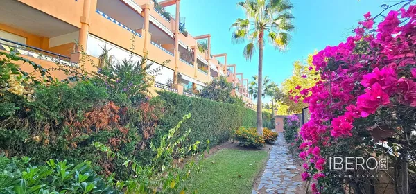 Oturma odası; ahşap zemin, doğal ışık, modern stil, yüksek tavan