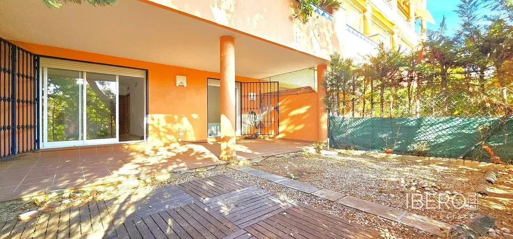 Oturma odası; ahşap zemin, doğal ışık, modern stil, yüksek tavan