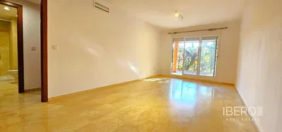 Oturma odası; ahşap zemin, doğal ışık, modern stil, yüksek tavan