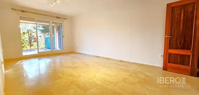 Oturma odası; ahşap zemin, doğal ışık, modern stil, yüksek tavan