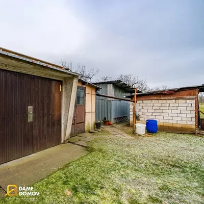 Wohnzimmer; holzboden, tageslicht, moderner stil, hohe decken