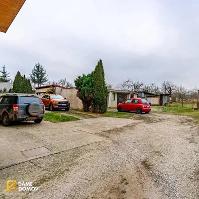 Wohnzimmer; holzboden, tageslicht, moderner stil, hohe decken