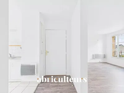 Living room; wood floor, natural light, modern style, high ceiling