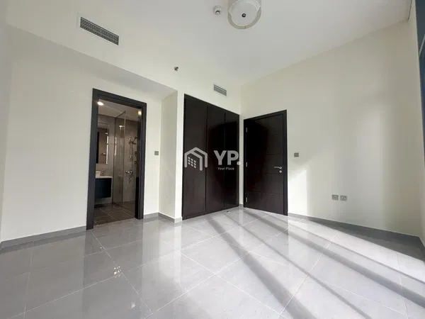 Dnevna soba; drveni pod, prirodno svjetlo, moderni stil, visoki plafoni