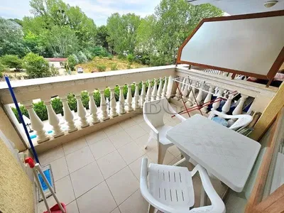 Σαλόνι; ξύλινο πάτωμα, φυσικό φως, μοντέρνο στυλ, ψηλά ταβάνια