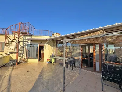 Κουζίνα; συσκευές κουζίνας, ξύλινο πάτωμα, φυσικό φως, μοντέρνο στυλ, ανακαινισμένο