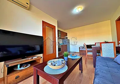 Σαλόνι; ξύλινο πάτωμα, φυσικό φως, μοντέρνο στυλ, ψηλά ταβάνια