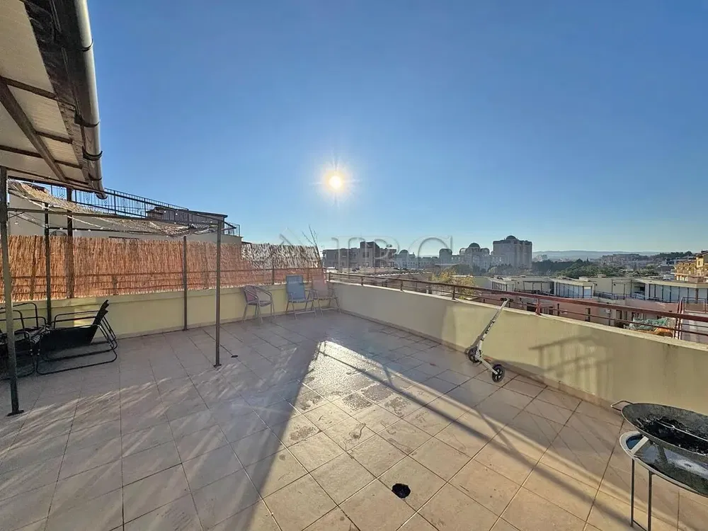 Κουζίνα; συσκευές κουζίνας, ξύλινο πάτωμα, φυσικό φως, μοντέρνο στυλ, ανακαινισμένο