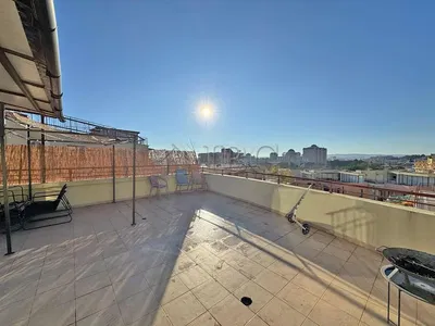 Κουζίνα; συσκευές κουζίνας, ξύλινο πάτωμα, φυσικό φως, μοντέρνο στυλ, ανακαινισμένο