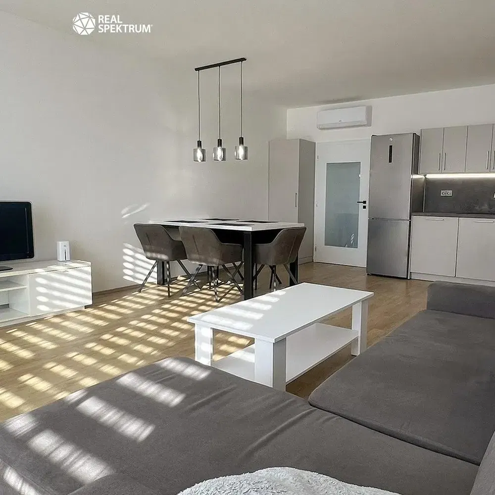 Cuisine; électroménager, parquet, lumière naturelle, style moderne, rénové