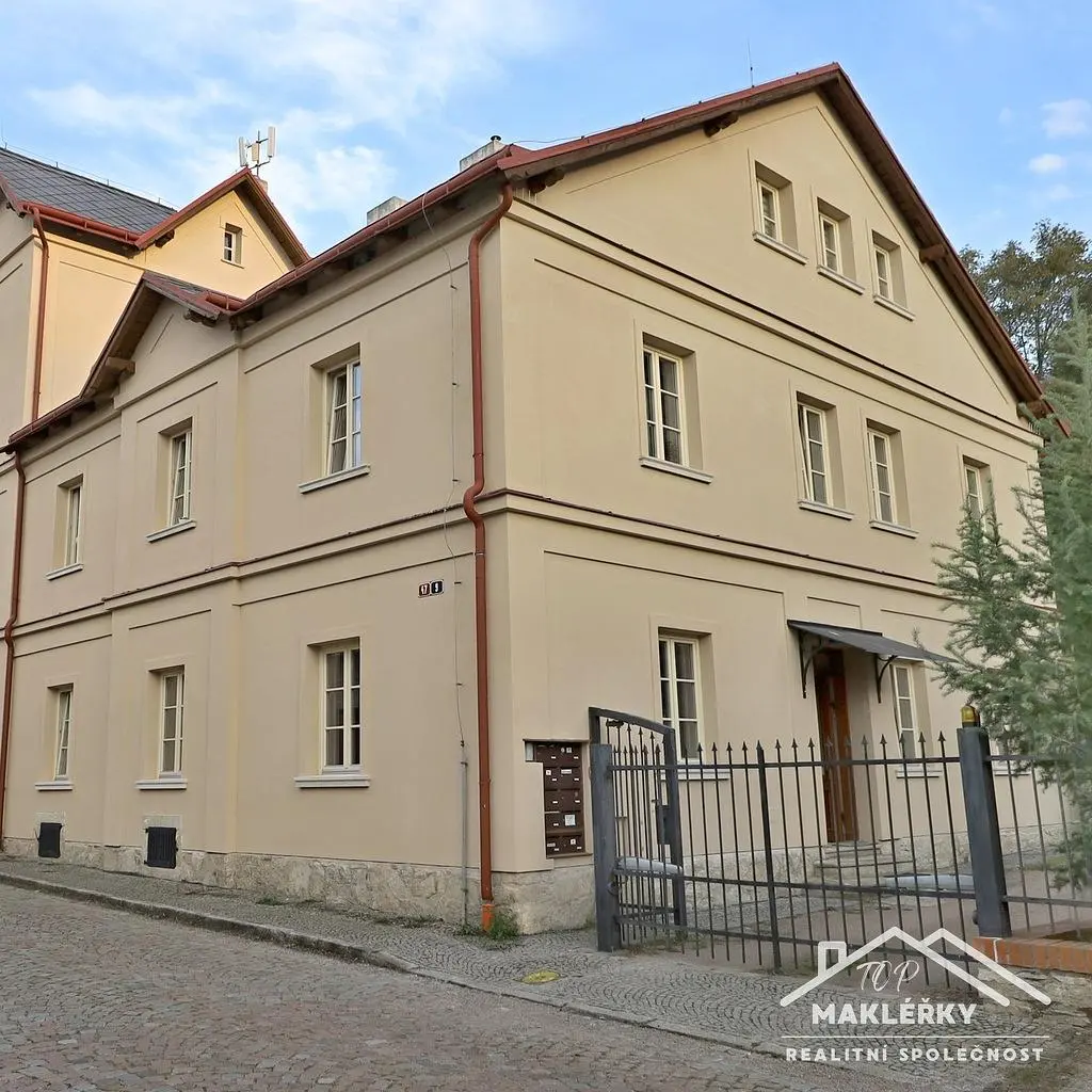 Dnevni boravak; drveni pod, prirodna svjetlost, moderan stil, visoki stropovi