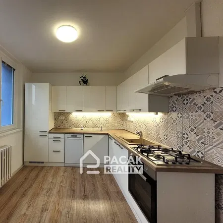 Sala de estar; chão de madeira, luz natural, estilo moderno, teto alto