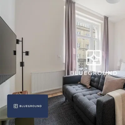 Σαλόνι; ξύλινο πάτωμα, φυσικό φως, μοντέρνο στυλ, ψηλά ταβάνια