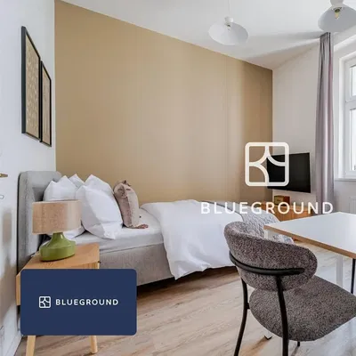 Σαλόνι; ξύλινο πάτωμα, φυσικό φως, μοντέρνο στυλ, ψηλά ταβάνια