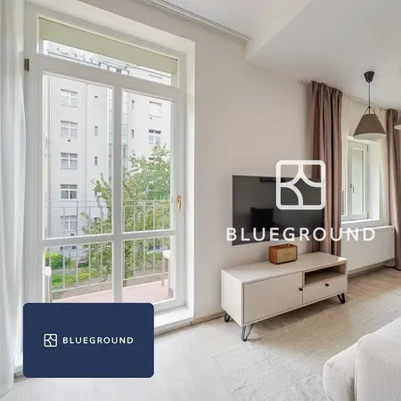 Σαλόνι; ξύλινο πάτωμα, φυσικό φως, μοντέρνο στυλ, ψηλά ταβάνια