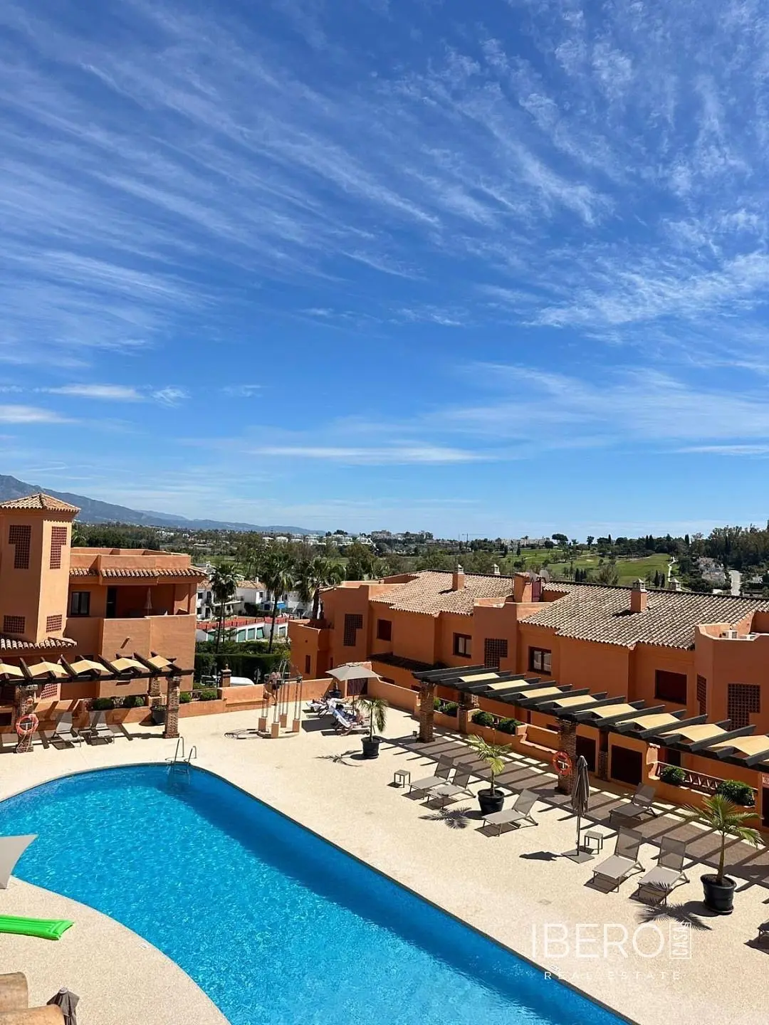 Хол; дървен под, естествена светлина, модерен стил, високи тавани