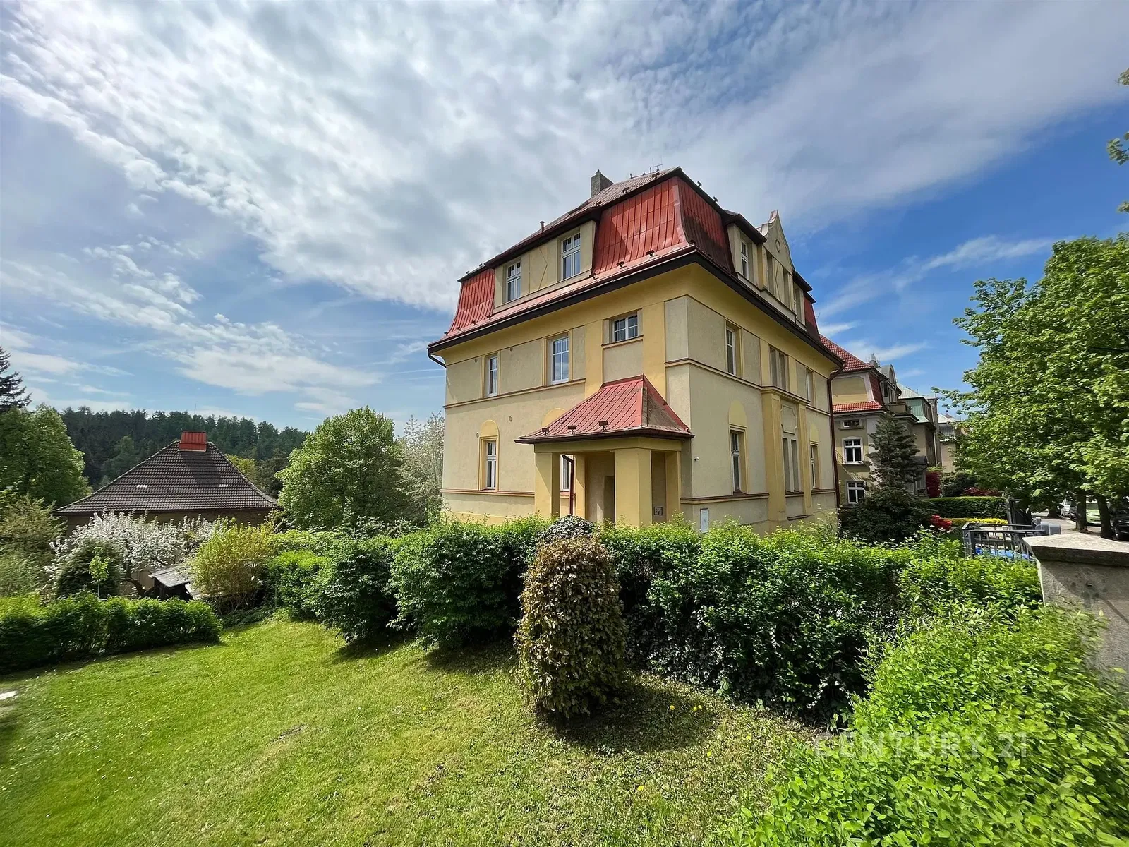 Salon; parquet, lumière naturelle, style moderne, hauteur sous plafond