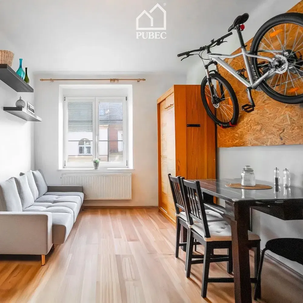 Sala de estar; chão de madeira, luz natural, estilo moderno, teto alto