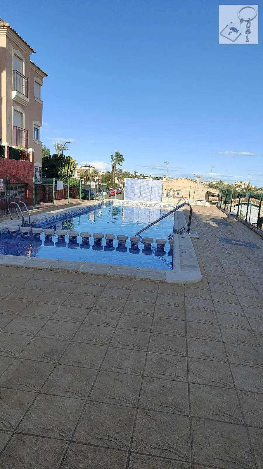 Дневна соба; дрвени под, природно светло, модерни стил, високи плафони