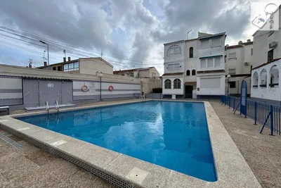 Дневна соба; дрвени под, природно светло, модерни стил, високи плафони