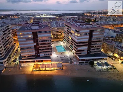 Дневна соба; дрвени под, природно светло, модерни стил, високи плафони