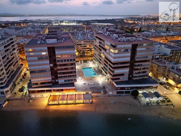 Дневна соба; дрвени под, природно светло, модерни стил, високи плафони