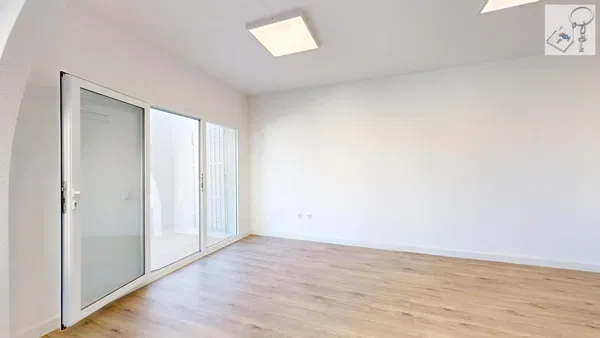 Кухиња; кухињски апарати, дрвени под, природно светло, модерни стил, реновиран