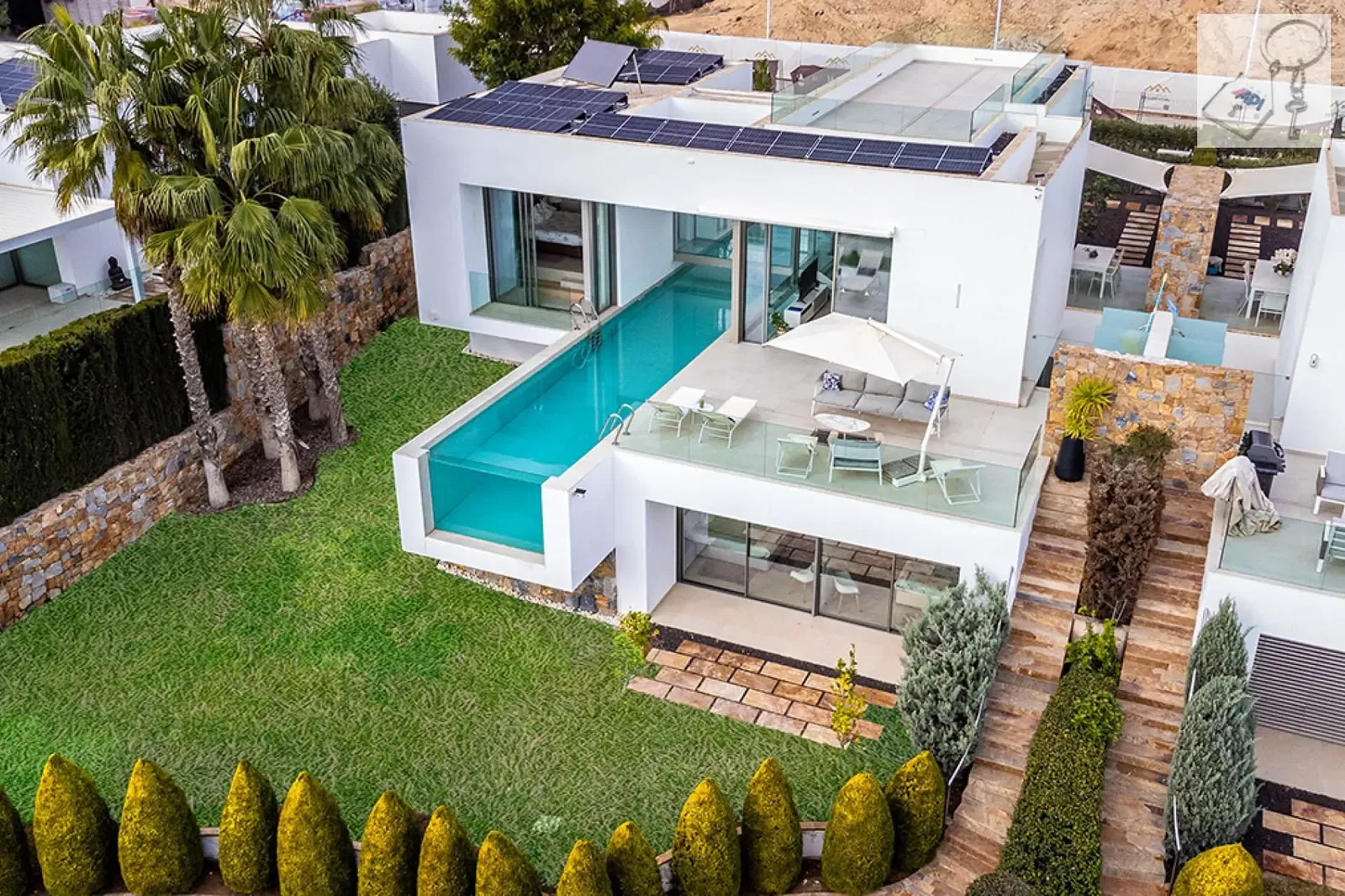 Mutfak; mutfak aletleri, ahşap zemin, doğal ışık, modern stil, tadilatlı