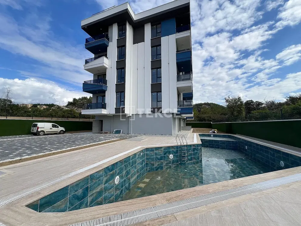 Wohnzimmer; holzboden, tageslicht, moderner stil, hohe decken