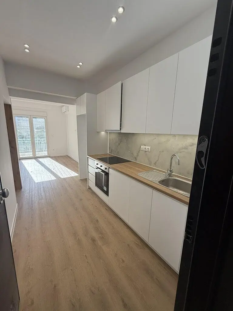 Keuken; keukenapparatuur, houten vloer, natuurlijk licht, moderne stijl, gerenoveerd