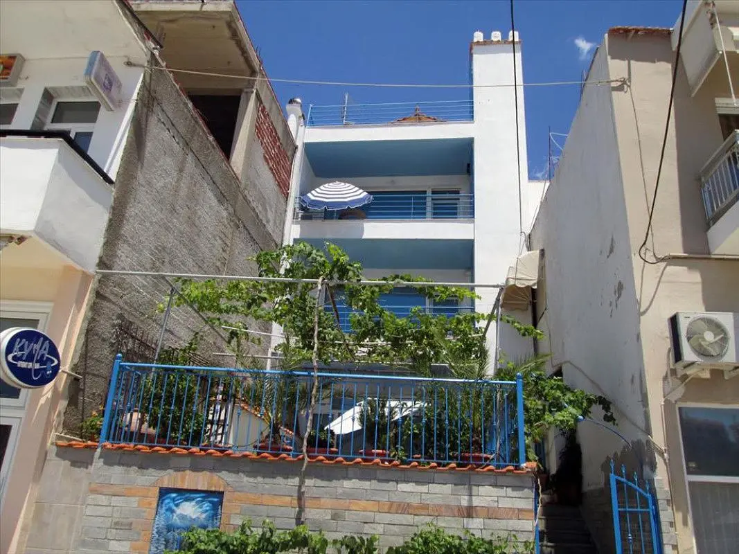 Wohnzimmer; holzboden, tageslicht, moderner stil, hohe decken