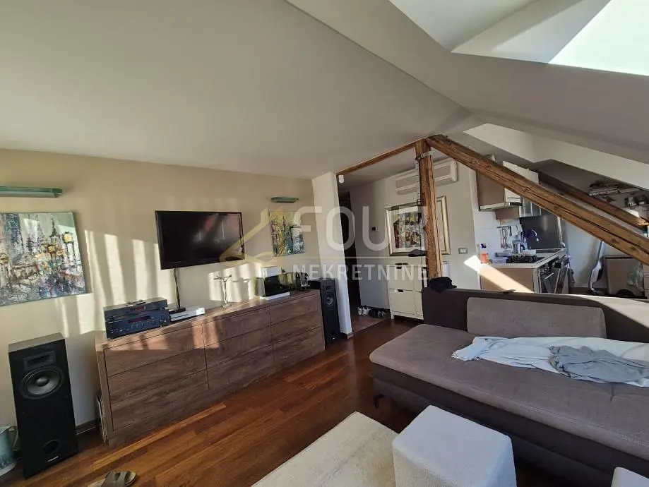 Wohnzimmer; holzboden, tageslicht, moderner stil, hohe decken