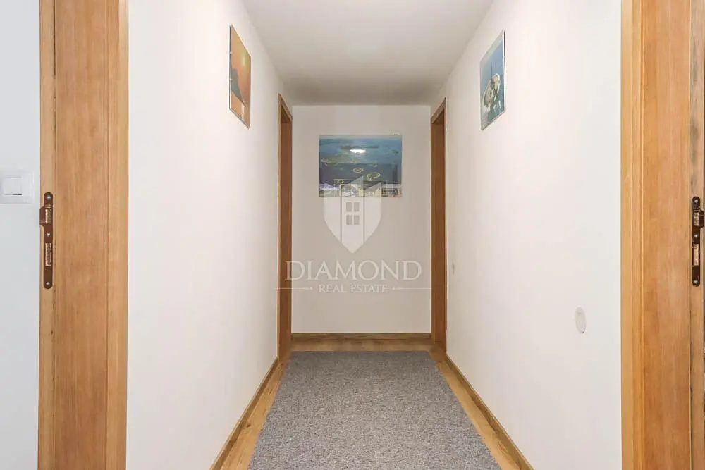 Obývací pokoj; dřevěná podlaha, přirozené světlo, moderní styl, vysoké stropy