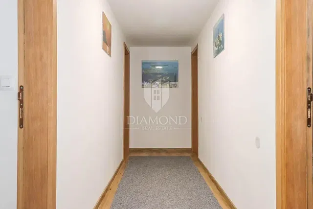 Soggiorno; pavimento in legno, luce naturale, stile moderno, soffitti alti